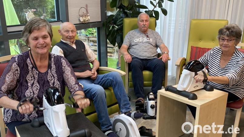In der Ökumenischen Tagespflege benutzen (von links) Anna Eckl, Josef Niebler, Günther Kroll und Angela Schatz die neuen Hand- und Fußräder. Bild: Regina Heinz/exb
