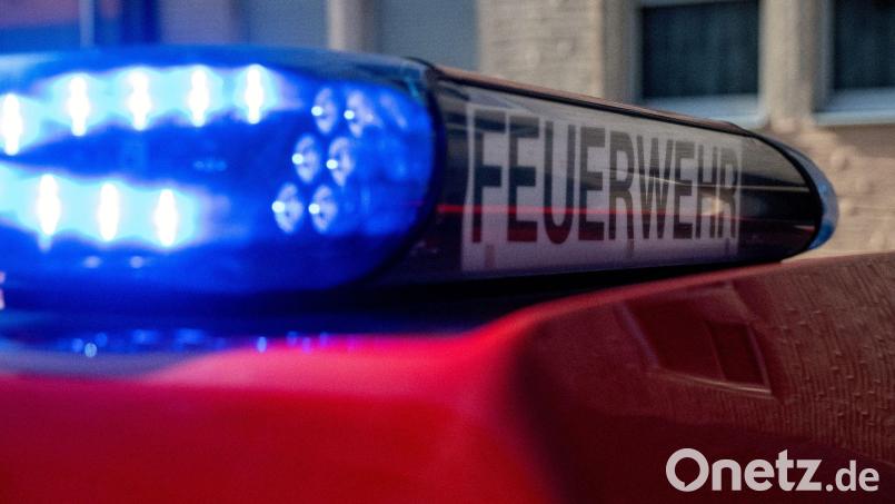 An der Bahnstrecke zwischen Kauerhof und Neukirchen musste die Feuerwehr am Donnerstag einen Böschungsbrand löschen. Symbolbild: Pia Bayer/dpa/Symbolbild