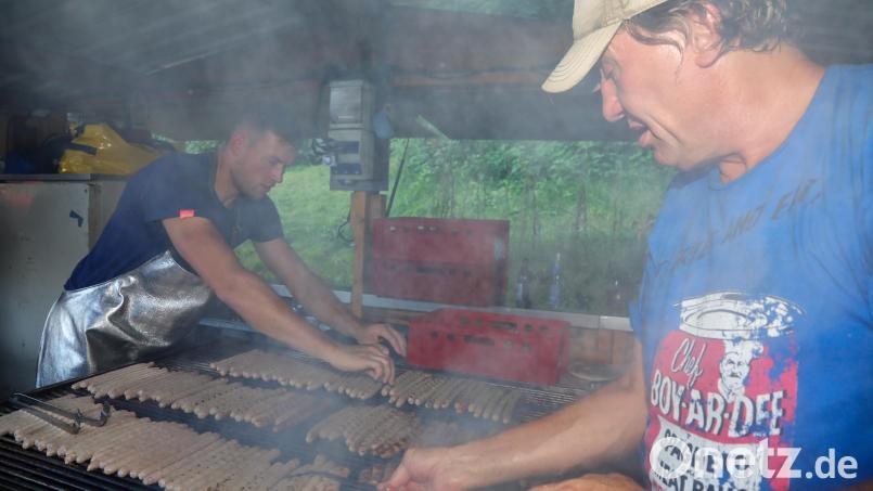 Manfred Weiß liebt Bratwürstl, er ist der Grillprofi bei der DJK Gebenbach. So lang er am Rost steht, isst er aber selbst keine. Bild: Wolfgang Steinbacher