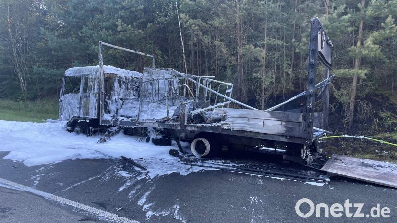 Zwischen Schnaittenbach und Kohlberg ist ein Laster in Flammen aufgegangen. Er war nicht mehr zu retten, er brannte völlig aus. Bild: Feuerwehr Schnaittenbach/exb