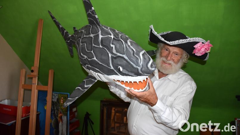 Siegfried Rahner ist an Kreativität nicht zu stoppen. Diesen Hai hat er einem echten Tier nahezu täuschend wirklich nachempfunden. Aber nicht nur der Hai ist aus Pappmaché. Auch der Piratenhut gehört zu den kreativen Dingen, die der Bärnauer sich einfallen lässt, wenn ihn die &quot;Bastelwut&quot; einmal mehr übermannt. Bild: ubb