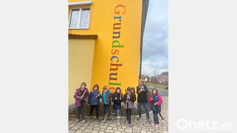 Auch im neuen Schuljahr legt die Grundschule am Rauhen Kulm viel Wert auf musikalische Erziehung. Unser Bild zeigt die Flötengruppe mit Schulleiterin Gabriele Bodner. Bild: do
