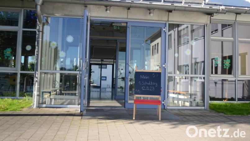 Noch ist es ruhig in der Pirker Grund- und Mittelschule, die Vorbereitungen für die Schüler und vor allem die Abc-Schützen laufen jedoch auf Hochtouren. Bild: kki
