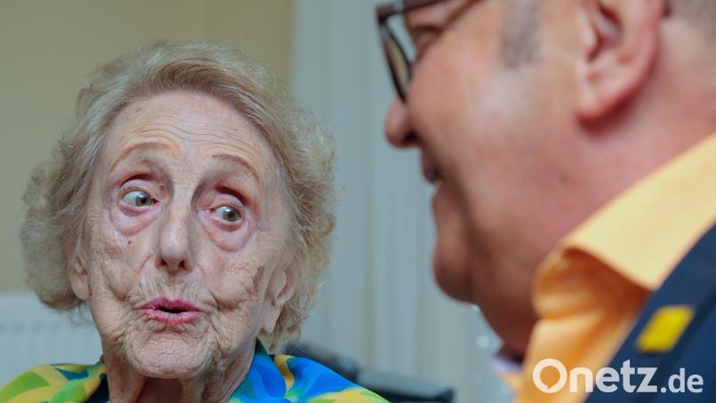 Bürgermeister Martin Preuß gratuliert Margot Siebenhaar im Namen der Stadt Amberg zu ihrem 95. Geburtstag. Bild: Wolfgang Steinbacher