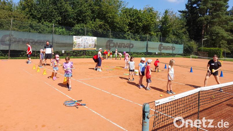 Die Teilnehmer der Ferienaktion lernten viel über die Grundlagen beim Tennis. Bild: Barbara Püschel/exb