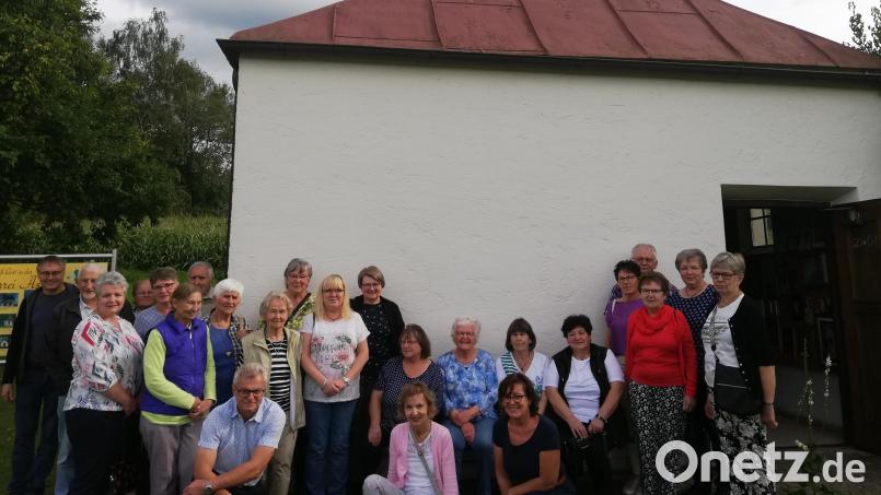 Der Frauenbund Winklarn machen sich zu einer Wallfahrt zur &quot;Frauenbrünnl-Kapelle&quot; in Ast bei Waldmünchen auf. Bild: Elisabeth Bauer/exb