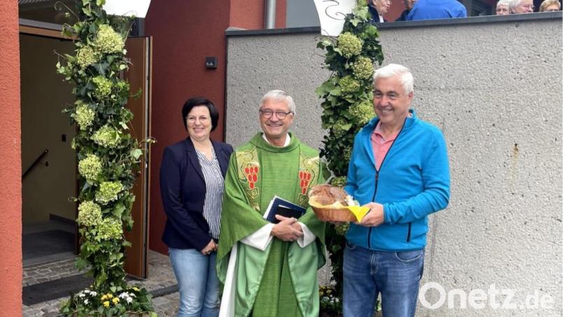 Pfarrgemeinderatssprecherin Sandra Schieder und Kirchenpfleger Günter Schießl begrüßen den neuen Pfarrer Georg Praun. Bild: Martin Scheuerer/exb