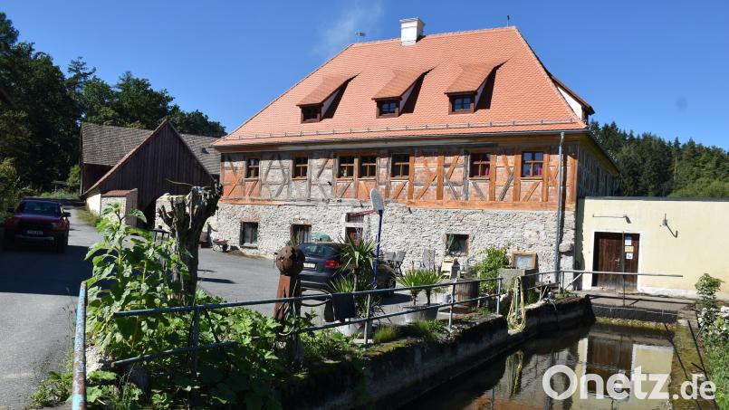 Die Hammermühle nahe dem Wanderparkplatz ins Waldnaabtal ist wieder ein schmuckes Anwesen. Inzwischen wurde das historische Gebäude teilsaniert. Es entsteht eine neue Einkehrmöglichkeit für Wanderer und Interessierte. Bild: ubb