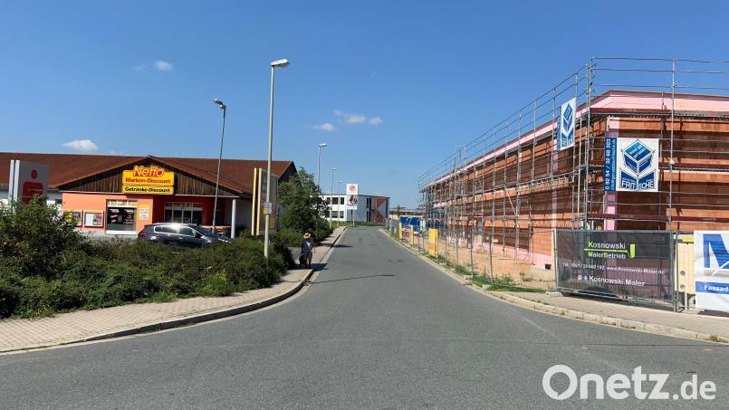 Links der bisherige Netto Markt im Süden von Weiden, rechts der neue Netto, dessen Bau nun vorerst gestoppt ist. Bild: Stefanie Roth