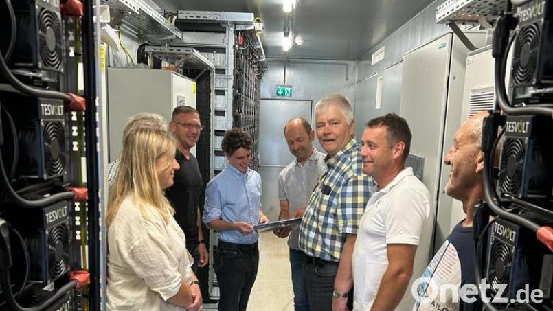 Auf großes Interesse stieß bei den Besuchern des Solarparks die Batteriespeicheranlage, die in einem Container untergebracht ist. Bild: SPD Schnaittenbach