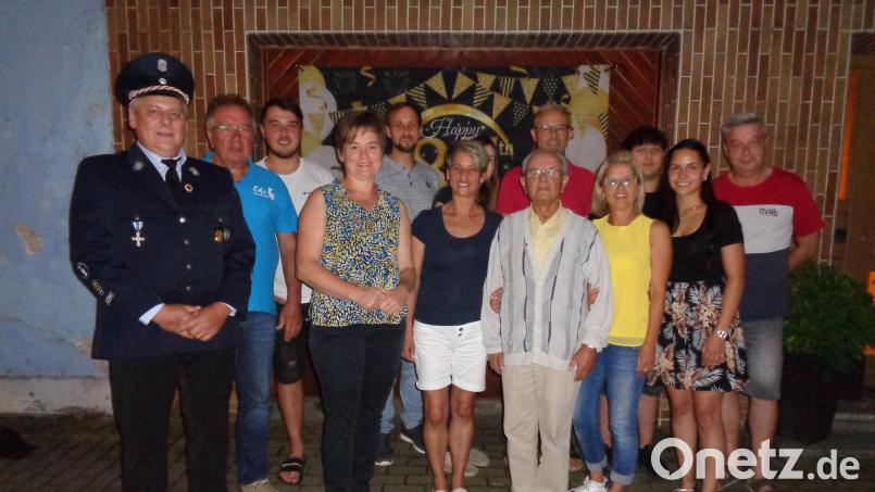 Der Jubilar Hans Plecher feiert im Kreise der Familie und den Gratulanten seinen 85. Geburtstag. Bild: amö