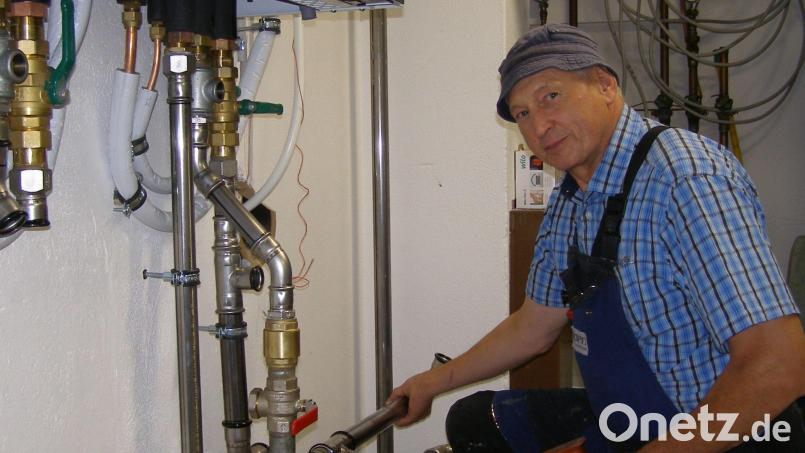 In den Ruhestand ging Otto Schneider nach 49 Berufsjahren, davon 41 in dem von seinem früheren Obergesellen und späteren Meister Andreas Hopf gegründeten Installationsbetrieb in Hatzenreuth. Die blaue Latzhose und der blaue Hut waren sein Markenzeichen. Eine Kopfbedeckung brauche er auch im Ruhestand, sagt er. Bild: pz