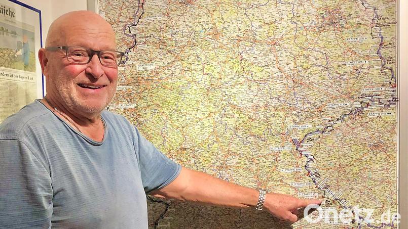 Die Karte, die ihn immer wieder anspornte: Udo Heinrich zeigt, wo es einst in Kötzting losging und wie die einzelnen Etappen aussahen. Bild: Peter Perzl