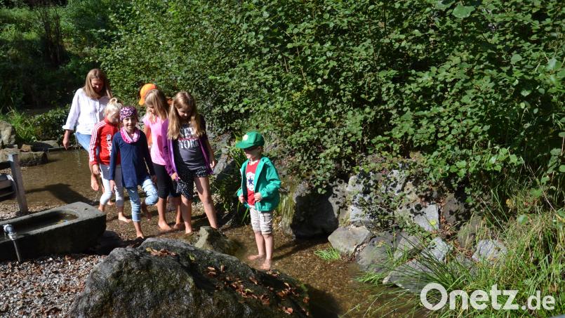 Das Wassertreten im kleinen Bächlein an der Kneippanlage im Generationenpark macht den Kindern großen Spaß. Bild: gi