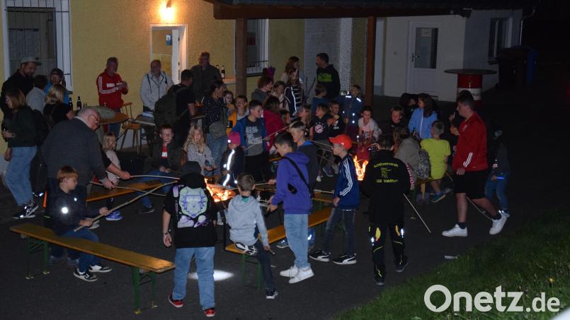 Nach der Wanderung dürfen die Kinder Bratwürste am Lagerfeuer grillen. Bild: fla