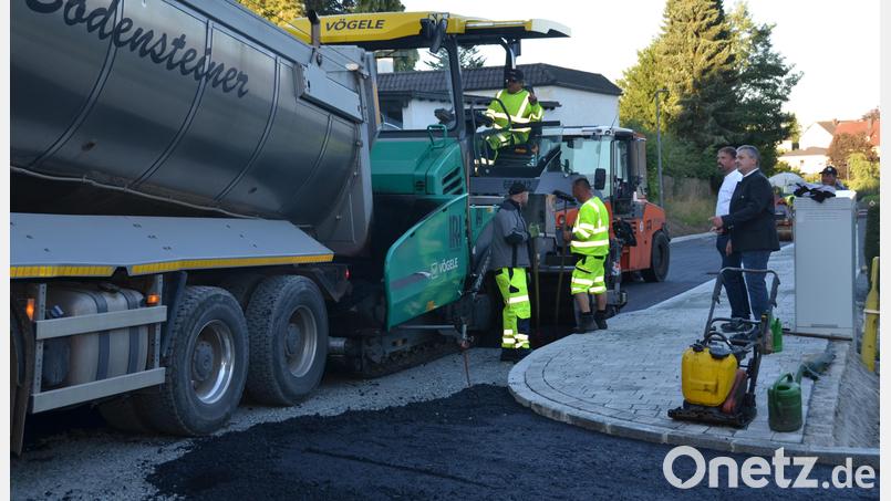 Die Straßenbauer haben am Mittwoch und Donnerstag erste Asphaltierungarbeiten vollzogen. Bild: dob