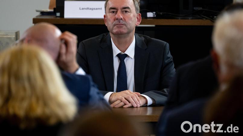 Hubert Aiwanger (Freie Wähler) sitzt während der Sondersitzung auf der Regierungsbank und wirkt so, als ob er zum Rapport beim Schuldirektor erschienen wäre. Bild: Sven Hoppe