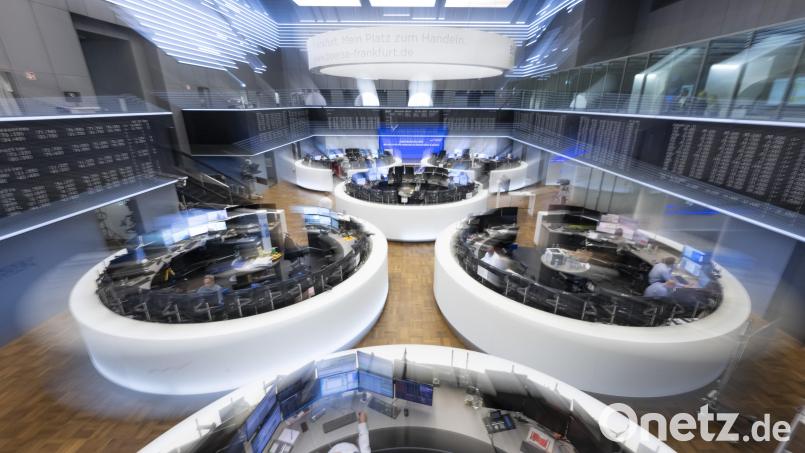 Aktienhändler arbeiten im Handelssaal der Deutschen Börse: Die Aktienmärkte in Europa haben zuletzt geschwankt. Symbolbild: Boris Roessler