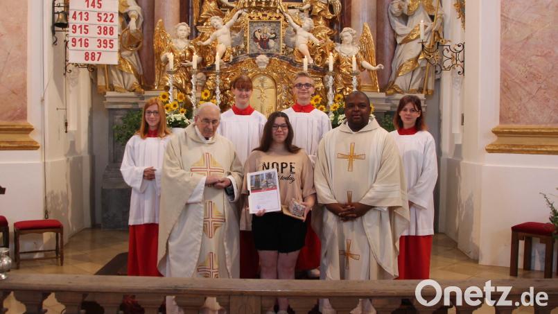 Stephania Kraus (Mitte) ist aus der Schar der Ministranten in Münchenreuth verabschiedet worden. Mit im Bild (hinten, von links) Amelie Heindl und die Oberministranten Josepha Wifling und Lukas Wurm, Pater Friedhelm Czinczoll (vorne links), Pfarrvikar Gerald Obumneke Nwenyi und Sydney Kraus. Bild: Lukas Forster/exb