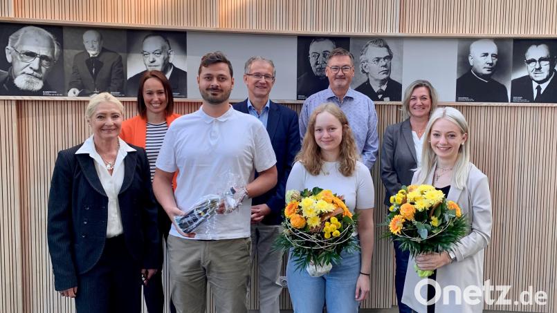 Gruppenbild im Rathaus: (vorne von links) Zweite Bürgermeisterin Gabi Wittleben, Andreas Baier, Paula Westermeier und Ina Obermeier; (hinten von links) Kathrin Schwarz, die Bürgermeister Franz Grabinger und Hans Prechtl sowie Christine Rank. Bild: Tobias Reitmeier/exb