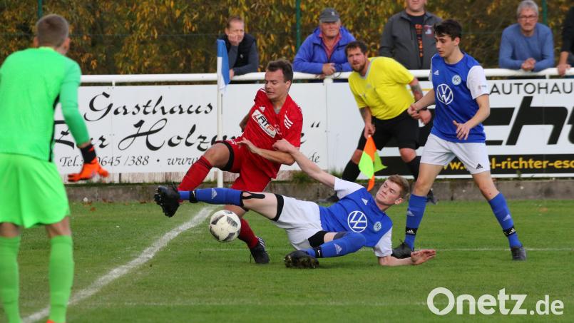 Johannes Stopfer (Zweiter von links) und der SC Kirchenthumbach müssen am Sonntag beim FC Dießfurt ran. Dort soll der zweite Saisonsieg für die Truppe von Neu-Trainer Bobby Bafra her. Archivbild: Dieter Jäschke