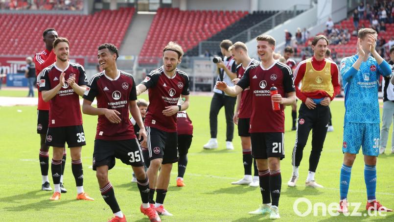 Nach dem 2:0 gegen Düsseldorf und seinem Premierenetreffer wurde Nathaniel Brown (Nummer 35) vor der Nordkurve von den Fans und Mitspielern gefeiert. Bild: Sportfoto Zink / Daniel Marr