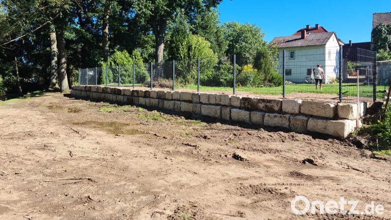 Die Stadt hat Grund übernommen und durch die Errichtung einer Kalksteinmauer Garten und Fläche für die Radlerrast sauber getrennt. Bild: sne