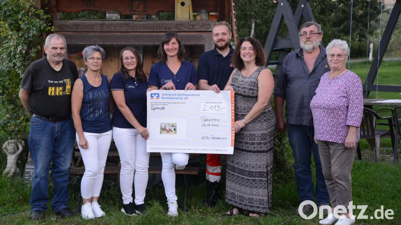 Zweiter Vorsitzender Georg Wieder, Liquidatorin Elisabeth Hösl (von links) und Jugendleiterin Elisabeth Weiß, Kassier Johann Hösl (von rechts) übergeben die Spenden in gleicher Höhe an Kersten Gschrey, Christina Schmalzl (Ambulante Krankenpflege St. Elisabeth Altenstadt), Leon Bösl (Helfer vor Ort Parkstein) und Marina Luttels (Stiftung &quot;Bunter Kreis Nordoberpfalz, von links). Bild: bey