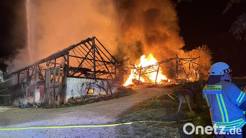Bei Kastl im Landkreis Amberg-Sulzbach brannten in der Nacht auf Freitag zwei Stallungen nieder. Bild: Kreisbrandinspektion Amberg Sulzbach