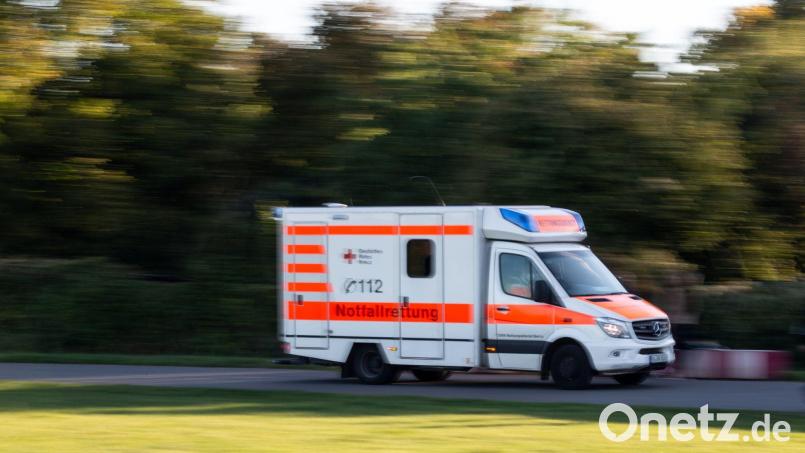 Ein Rettungswagen fährt zu einem Einsatz. Symbolbild: Fernando Gutierrez-Juarez/dpa-Zentralbild/ZB/Symbolbild