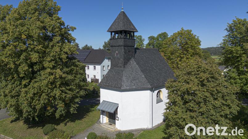 Die kleine Kirche Sankt Michael liegt eingerahmt von zahlreichen Bäumen mitten im Dorf Lengenfeld. Bild: Wolfgang Erhart/exb
