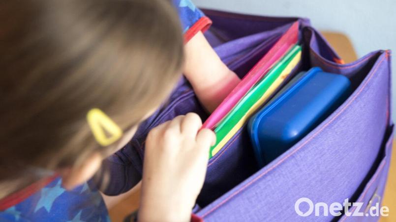 Am Diensatg in der Früh sollten die Schulranzen schon gepackt sein, denn für die Klassen 2 bis 9 beginnt die Schule pünktlich um 8 Uhr in Weiherhammer. Symbolbild: Florian Schuh/dpa-tmn