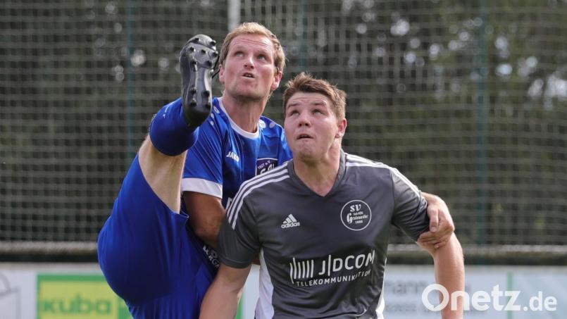 Mit einer akrobatischen Einlage bewarb sich Andreas Wendl (links), Spielertrainer des SV Etzenricht, beim Sieg in Grafenwöhr für die neue Ausgabe von "Let's dance". Bild: war