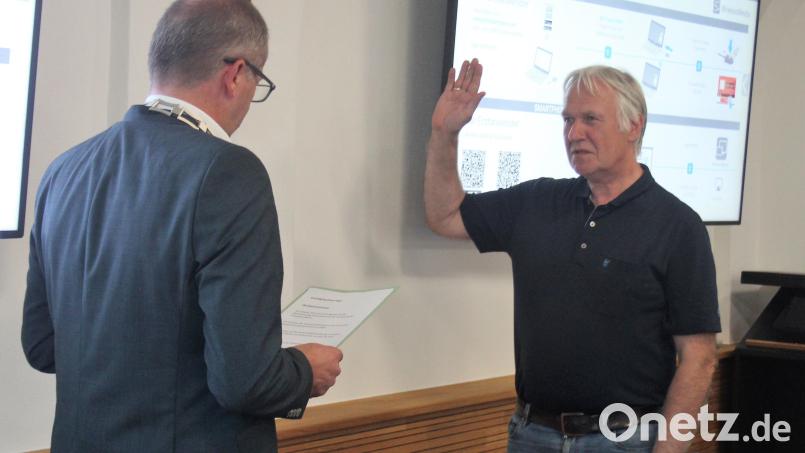 Bürgermeister Roman Schäffler vereidigte Elmar Högl (von links) als neuen SPD-Stadtrat. Bild: stg