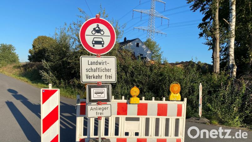 Die Straße von Waldau Richtung Erpetshof ist nun im Zuge der Sanierungsarbeiten auf der Staatsstraße 2166 zwischen Waldau und Vohenstrauß ebenfalls gesperrt worden. Nur Anlieger, Busse und Radfaher dürfen die kleine Straße Richtung Erpetshof noch nutzen. Bild: ck