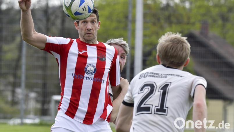 Udo Hagerer (links) und sein Freund, der Ball. Der Torjäger des TSV Königstein sorgt dafür, dass sein Klub vielleicht auch vom Bezirksliga-Aufstieg träumen darf. Bild: Hubert Ziegler