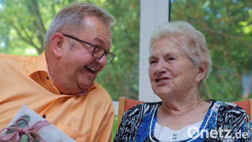 Bürgermeister Martin Preuß gratulierte im Namen der Stadt Amberg Theresia Kölbl aus Raigering zum 90. Geburtstag. Bild: Wolfgang Steinbacher