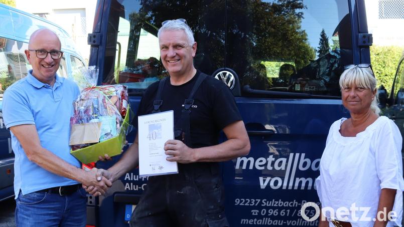 Zum 40-jährigen Betriebsjubiläum überreichten Firmenchef Andreas Vollmuth (links) und Maria-Luise Vollmuth-Pongratz (rechts) eine Ehrenurkunde und einen Geschenkkorb an den Jubilar Thomas Ruhland (Mitte). Bild: mfh