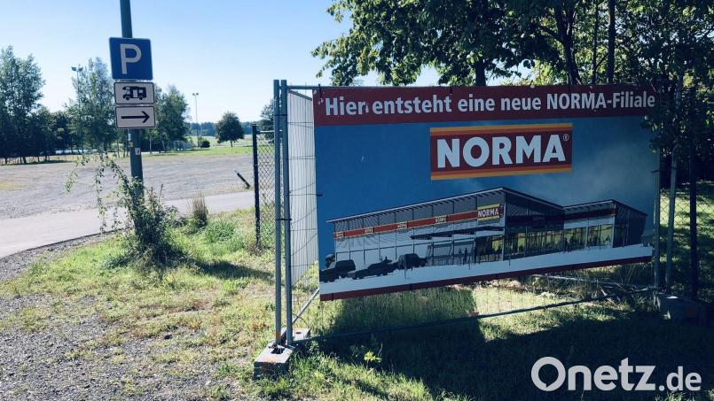 Auf den geplanten Norma-Markt an der Egerstraße in Wiesau weisen bislang nur Tafeln hin. Bild: wro