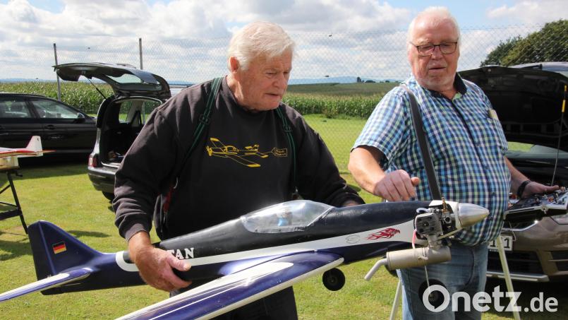 Günther Kraus (rechts) und Werner Kraus bereiten den Start für das Modellflugzeug Sultan vor. Bild: kro