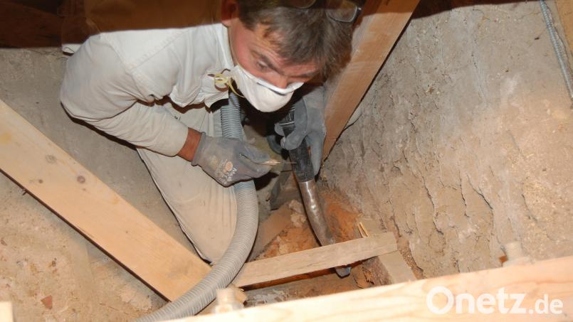Nur mit Spachtel und Staubsauger konnten die Arbeiter hier agieren. Bild: grm