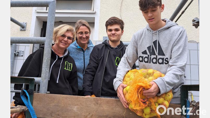 Bei der Apfelsammlung (von links): Petra Störtebecker, Silke Lohr und „Naturhelden“. Bild: Thomas Schwarz/exb