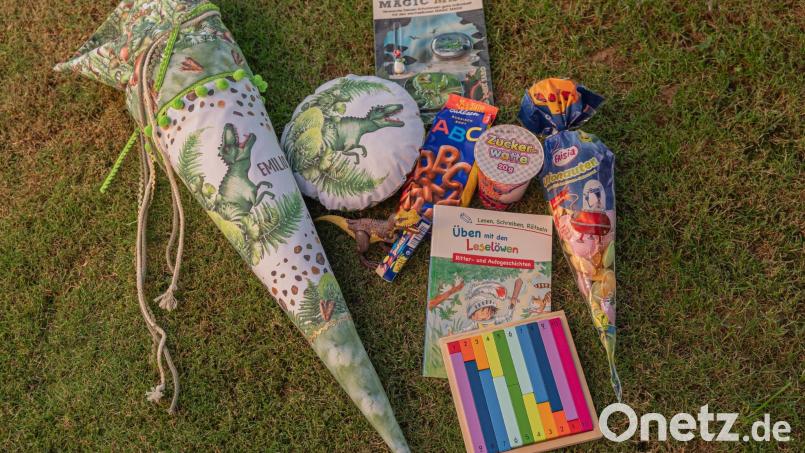 Emilios Schultüte: Er bekommt Süßigkeiten, Spielzeug und Lernhilfen – alles möglichst im Dino-Design. Bild: Lisa-Marie Berlinger/exb