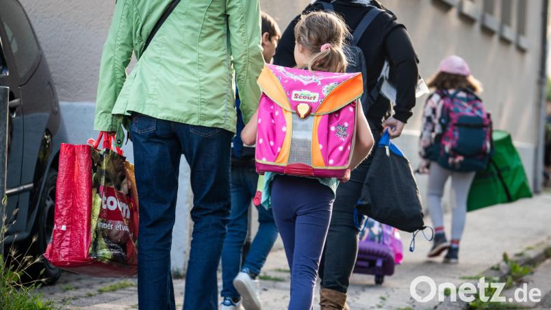 Mit jeweils zwei Begleitpersonen dürfen die Erstklässler am Dienstag zur Schule kommen . Die Schulsachen können schon am Montag hingebracht werden. Symbolbild: Frank Rumpenhorst/dpa