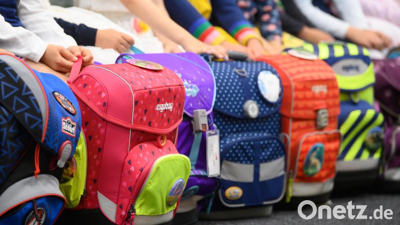 Auch in Kirchenthumbach geht am 12. September wieder die Schule los. Symbolbild: Robert Michael/dpa