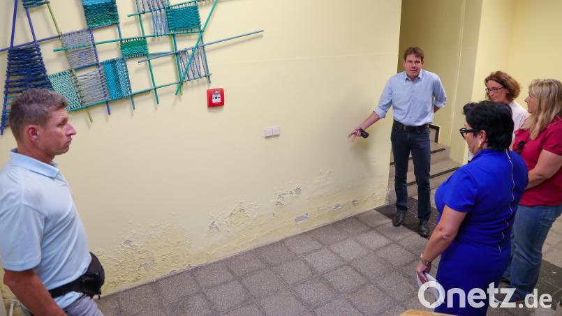 Ortstermin der SPD-Fraktion im Sonderpädagogischen Förderzentrum Willmannschule. Rektor Ralph Schmitt zeigt die baulichen Mängel in der Schule. Bild: Wolfgang Steinbacher