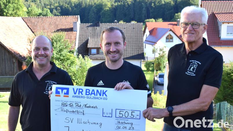 Die Spende aus Frankreich übergeben Georg Graf (links) und Karl Burger (rechts) für den Freundeskreis St. Piat an Martin Luber, den Vorsitzenden des SV Illschwang. Bild: no