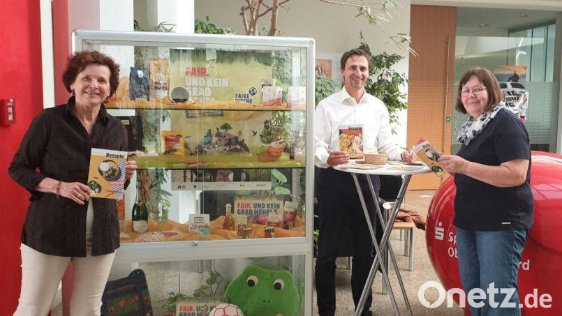 In der Kemnather Sparkassen-Filiale hat die Fairtrade-Steuerungsgruppe eine Vitrine mit Fairtrade-Produkten bestückt. Bild: Elke Burger/exb