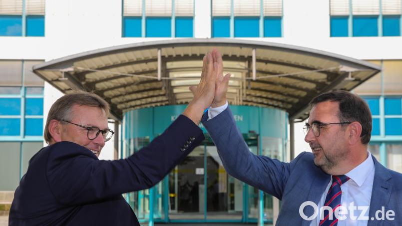 Große Freude am Klinikum St. Marien Amberg: Bayerns Gesundheitsminister Klaus Holetschek (rechts) klatscht mit Klinikumsvorstand Manfred Wendl ab. Wenig später übergibt er ihm den Förderbescheid für das Projekt &quot;Entwicklung einer App für Patienten des Amberger Modells Integrative Onkologie&quot;. Bild: Wolfgang Steinbacher
