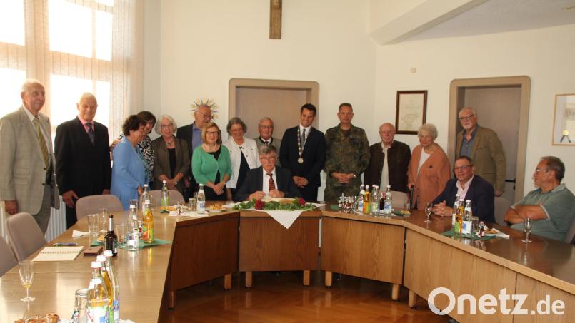 Zu Feier des Jubiläums durften Organisator Franz Herbst (am Tisch) und die weiteren &quot;Wetteraner&quot; ins „Goldene Buch der Stadt eintragen Bild: frd